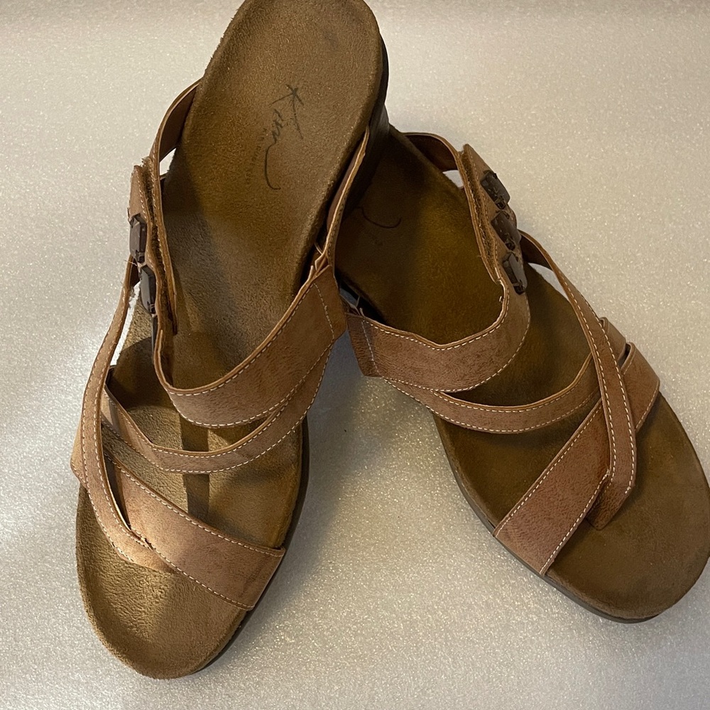 KIM ROGERS STRAPY SANDALS SIZE 10